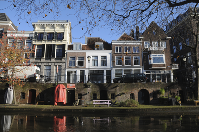 909313 Gezicht op de voorgevels en werfkelders van de panden Oudegracht 354 (links) -362 te Utrecht.